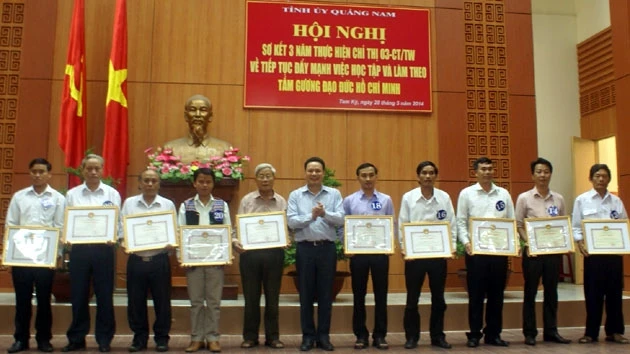 Lãnh đạo tỉnh trao Bằng khen cho các cá nhân có thành tích xuất sắc trong việc học tập và làm theo tấm gương đạo đức Hồ Chí Minh.