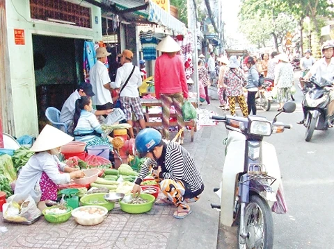 Một chợ tự phát trên đường Phong Phú, phường 12, quận 8.