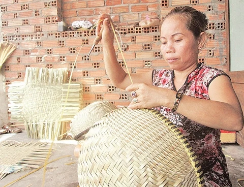 Đan lát các mặt hàng truyền thống tại xã Thái Mỹ, huyện Củ Chi.