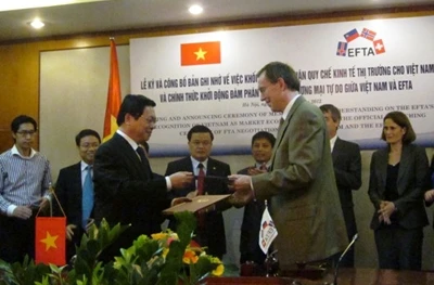 Ngày 3-7, tại Hà Nội, Bộ trưởng Công thương Vũ Huy Hoàng và Đại sứ Na Uy tại Việt Nam (nước điều phối chung của khối EFTA) đã ký Bản Ghi nhớ về việc công nhận quy chế kinh tế thị trường cho Việt Nam. 