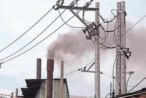 Một số cơ sở sản xuất xả khói gây ô nhiễm môi trường tại khu phố 4, phường Đông Hưng Thuận, quận 12.