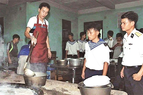 Nghệ nhân ẩm thực Vũ Ngọc Vượng cùng các chiến sĩ trên đảo Nam Yết nấu phở Hà Nội.