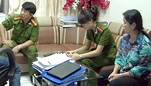 Cơ quan CSĐT Công an tỉnh Quảng Ninh khám xét nơi làm việc của Đồng Thị Bé.