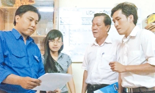 Bí thư Đảng ủy phường An Lạc Nguyễn Văn Hoàng (người thứ hai từ phải sang) trao đổi công tác với các đảng viên trẻ trong phường.