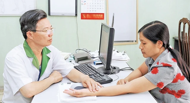  Bác sĩ Khoa Phục hồi chức năng - đông y (Bệnh viện đa khoa Hòe Nhai) khám, chẩn đoán bệnh cho người bệnh.