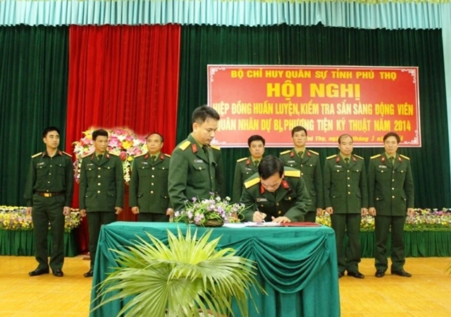 Lễ ký nhận hiệp đồng huấn luyện quân nhân dự bị năm 2014 tại Bộ Chỉ huy Quân sự tỉnh Phú Thọ.
