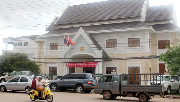 Trụ sở Tổng hội Người Việt Nam tại Lào nằm trên một trục đường chính ở thủ đô Viêng Chăn.