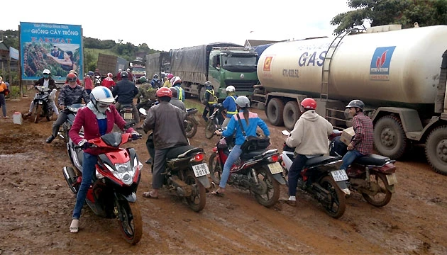 Vụ tai nạn gây ách tắc giao thông nhiều giờ liền trên Quốc lộ 14.