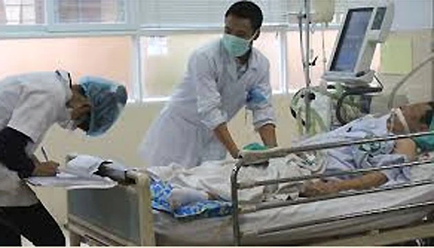 Các thầy thuốc Khoa cấp cứu, Bệnh viện Bạch Mai đang xử lý một ca bệnh nhồi máu cơ tim.