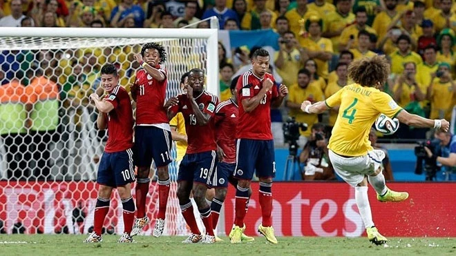 Siêu phẩm của David Luiz vào lưới Colombia.