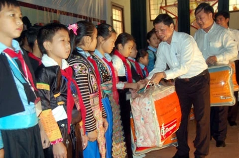 Tặng chăn ấm cho học sinh Trường Dân tộc nội trú Mai Sơn (tỉnh Sơn La).