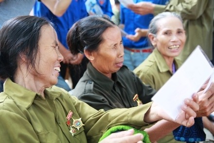 Các cựu thanh niên xung phong tỉnh Quảng Bình trong lần thăm Hà Nội. 