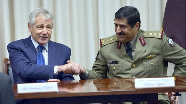 Bộ trưởng Quốc phòng Mỹ Chuck Hagel (bên trái) và người đồng cấp Qatar Qatar Hamad bin Ali al-Attiyah bắt tay sau lễ ký kết thỏa thuận mua bán vũ khí, tại Washington D.C., Mỹ, ngày 14-7-2014. (Ảnh: Xi