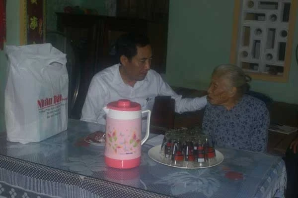 Đồng chí Thuận Hữu thăm, tặng quà mẹ Trang Thị Ngân.