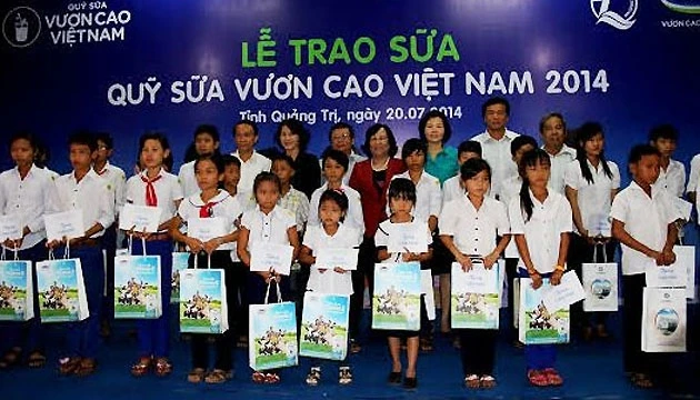 Trao tặng sữa và học bổng cho trẻ em có hoàn cảnh khó khăn tỉnh Quảng Trị