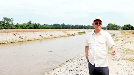 Ông Trần Đình Trị, nguyên Phó Cục trưởng Cục Đường sông bên kênh Than, đoạn Kênh nhà Lê (cầu Gầm, Tĩnh Gia, Thanh Hóa).