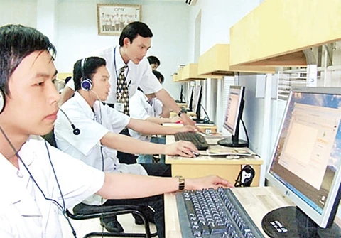 Học viên đang thực hành lập trình trên di động tại Công ty CPS Việt Nam.