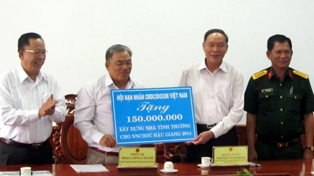 Hội Nạn nhân chất độc da cam/dioxin Việt Nam tặng nhà tình thương cho Hậu Giang