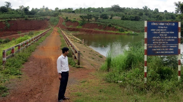 CTTL hồ Nao Ma A, xã Quảng Khê, huyện Đác Glong do Công ty KHCTTL Đác Nông quản lý xuống cấp nghiêm trọng, nước đã thấm qua toàn bộ thân đập nhưng chưa có kinh phí sửa chữa.