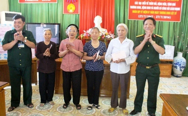 Đại diện Bộ quốc phòng trao tặng quà cho thân nhân liệt sĩ, các thương, bệnh binh, người có công.