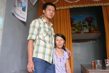 Trung úy Nguyễn Tiến Xuân và mẹ Trần Thị Liễu.