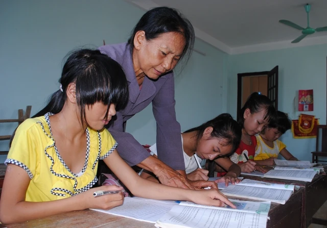 Với tấm lòng thiện nguyện, cô giáo Thông đã giúp nhiều trẻ em Ngư Lộc biết chữ.