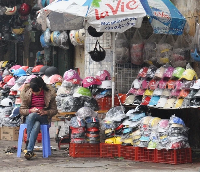 Khi lực lượng chức năng rút đi, những chiếc mũ bảo hiểm không đạt chuẩn lại được bày bán công khai. Trong ảnh: Một cửa hàng bán mũ bảo hiểm ở phố Huế (Hà Nội).