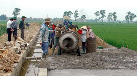Kiên cố hóa đường giao thông và hệ thống kênh mương nội đồng ở xã Đông Thọ, huyện Yên Phong (Bắc Ninh). Ảnh: VIỆT ANH