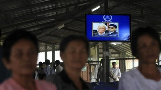 Người dân Campuchia theo dõi phiên tòa xét xử hai thủ lĩnh Khmer Đỏ được truyền trực tiếp trên truyền hình Campuchia (ảnh: Reuters)