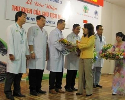Bộ trưởng Y tế Nguyễn Thị Kim Tiến trao thư khen và phần thưởng của Chủ tịch nước cho Bệnh viện Nhi đồng 2.