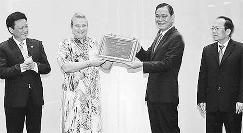 Bà Ca-thê-rin Mu-lơ Ma-rin, Trưởng đại diện UNESCO tại Việt Nam trao bằng chứng nhận tư liệu di sản Châu bản triều Nguyễn.