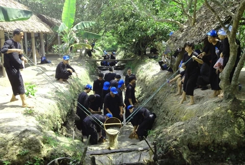 Du lịch trải nghiệm "tát mương bắt cá" ở Khu du lịch Vinh Sang (Vĩnh Long).