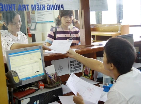 Doanh nghiệp làm thủ tục nộp thuế tại Cục Thuế TP Hà Nội.