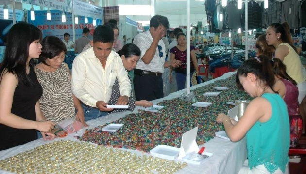 Gian hàng bán đá mỹ nghệ trang sức của Myamar tại hội chợ.