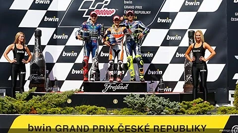 Hình ảnh hiếm thấy: Bục chiến thắng không có Marc Marquez. Từ trái qua: Jorge Lorenzo, Dani Pedrosa và Valentino Rossi. (ảnh: MotoGP).