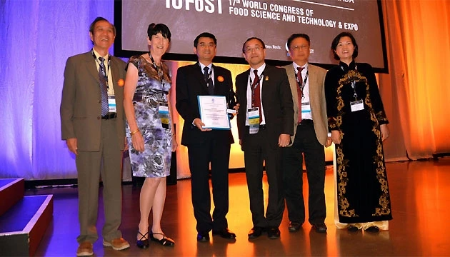 Đại diện Vinamilk nhận giải thưởng “Công nghiệp thực phẩm toàn cầu 2014”.