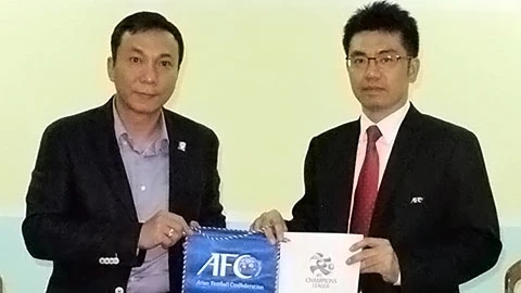 Từ trái sang: Phó chủ tịch VFF Trần Quốc Tuấn và ông Steve Kim, Trưởng bộ phận dịch vụ nghiên cứu và hỗ trợ các giải đấu AFC trong buổi làm việc. (Ảnh: VFF)