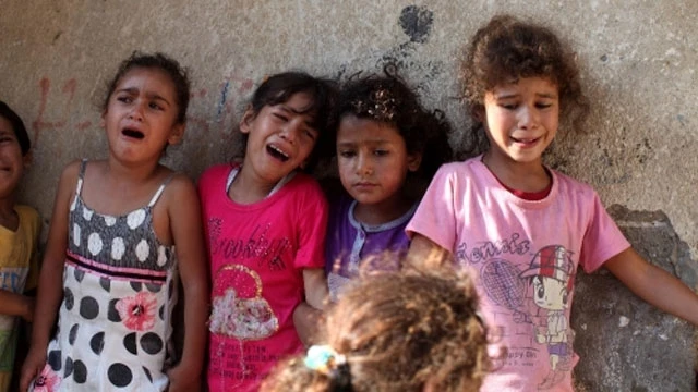 Các em nhỏ tại dải Gaza hoảng sợ trước bom đạn của Israel (ảnh: news.vice.com).