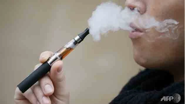 Một người hút thuốc lá điện tử tại Paris, Pháp. (Ảnh: AFP)