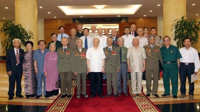 Tổng Bí thư Nguyễn Phú Trọng với các đại biểu cựu thanh niên xung phong.