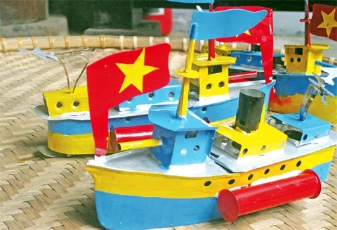 Những chiếc tàu thủy sắt tây được nhiều người biết đến hơn trong mùa Trung thu năm nay.