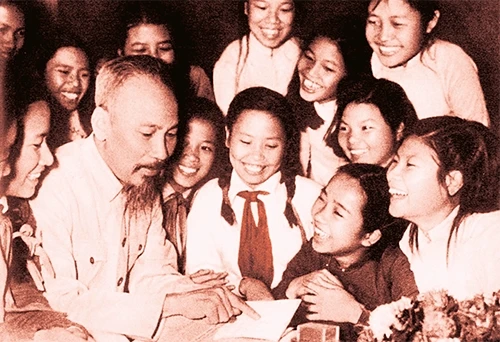 Đại biểu học sinh Trường trung học Trưng Vương, Hà Nội chúc mừng sinh nhật Bác Hồ (19-5-1956).