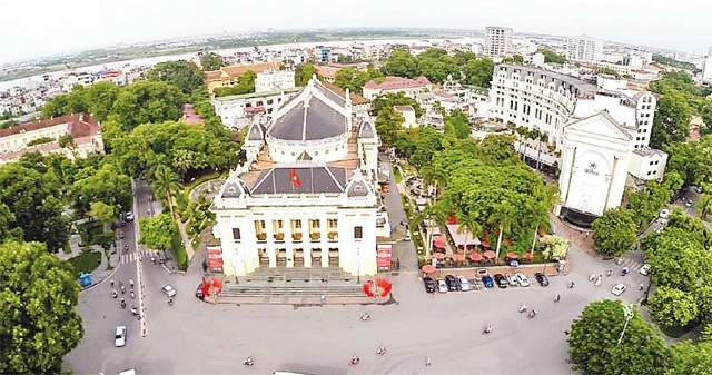 Nhà hát Thành phố Hà Nội, nhìn từ trên cao.