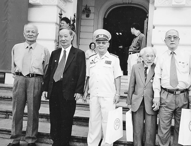 Đồng chí Lê Trọng Nghĩa (ngoài cùng bên trái) và đồng chí Vũ Oanh, nguyên Ủy viên Bộ Chính trị (thứ hai từ trái sang) cùng các đồng đội Việt Minh thành Hoàng Diệu trong một dịp gặp mặt.