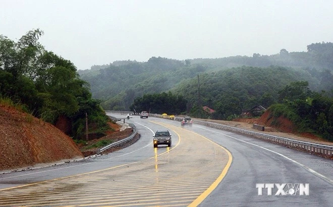 Một đoạn đường cao tốc Nội Bài-Lào Cai đang trong quá trình hoàn thiện. (Ảnh: Huy Hùng/TTXVN)