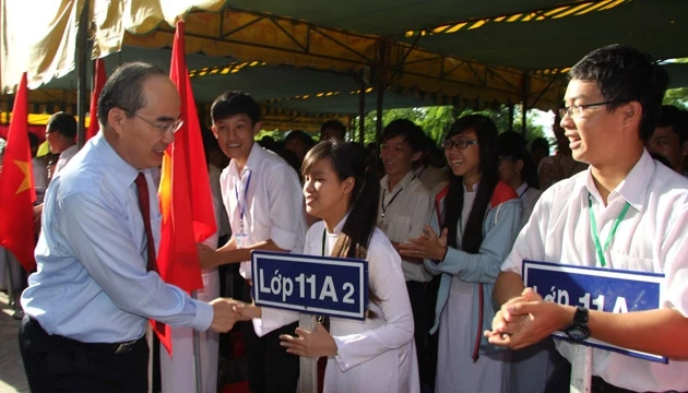 Đồng chí Nguyễn Thiện Nhân khai giảng năm học mới tại trường THPT chuyên Nguyễn Thiện Thành 