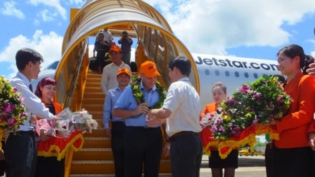 Đại diện lãnh đạo tỉnh Thanh Hóa đón mừng khách hàng của hãng Jetstar Pacific đáp Cảng hàng không Thọ Xuân.