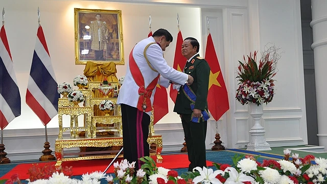 Thượng tướng Đỗ Bá Tỵ đón nhận Huân chương cao quý của Thái-lan