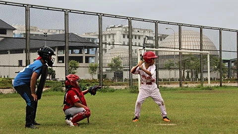 Cầu thủ Hoàng Long của đội Hanoi Capitals chuẩn bị đánh bóng.