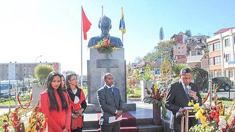 Thị trưởng Antananarivo Ny Hasina Andriamanjoto phát biểu tại buổi lễ khánh thành tôn tạo di tích Quảng trường Hồ Chí Minh và Tượng đài Bác Hồ. (Ảnh: Vietnam+)